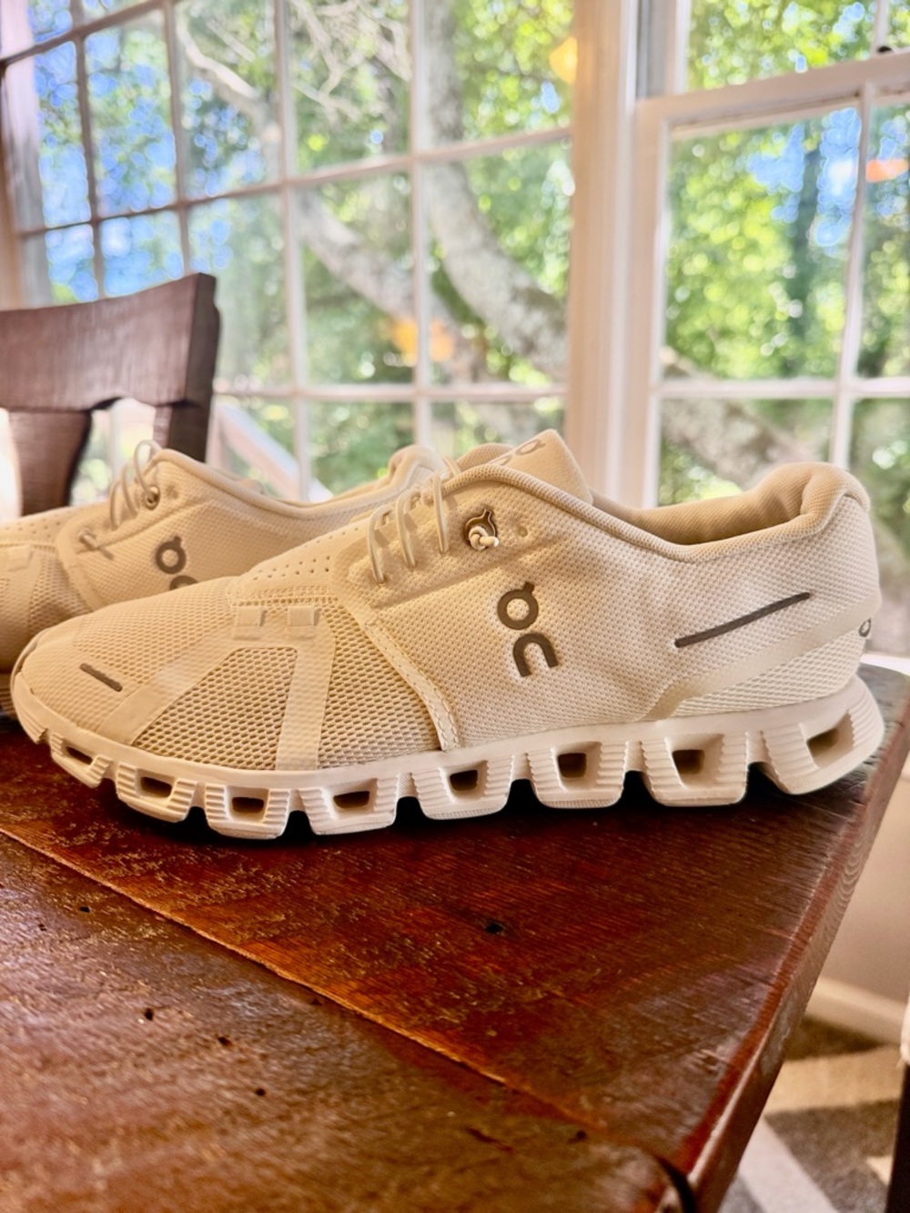 On Cloud Running Shoes Mens Size 9 White Athletic Sneakers Lightweight